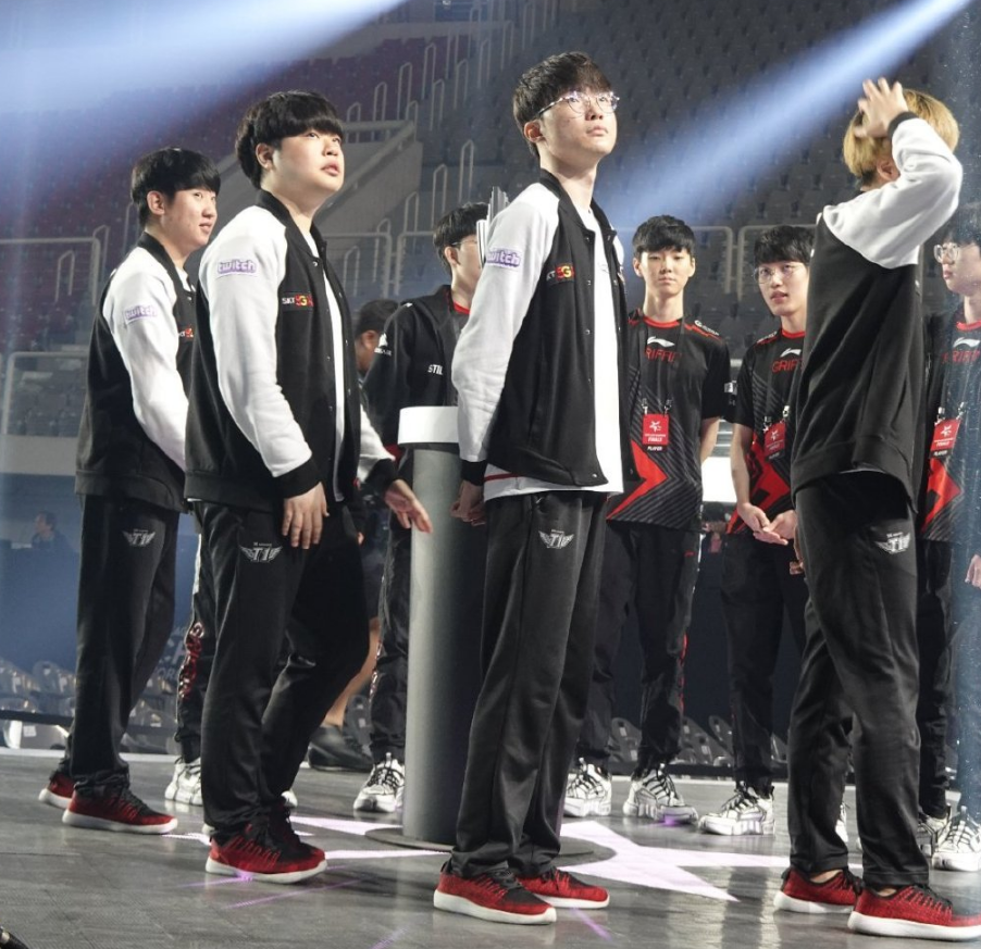 九游登录入口 穆古鲁扎回归赛场，关键助攻首场状态亮眼，FPX观众沸腾！